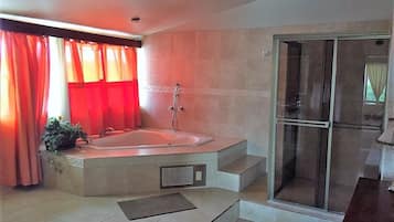 Panoramic Penthouse, Multiple Beds, Ocean View, Executive Level | Jetted tub