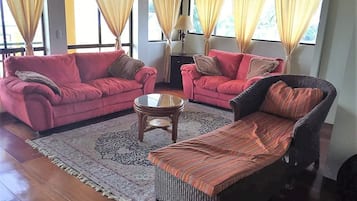 Penthouse Panorama, Beberapa Tempat Tidur, pemandangan samudra, lantai eksekutif | Ruang keluarga | TV layar datar
