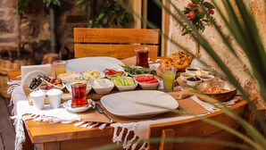 Outdoor dining - Macaron Konagi Ayvalik (Ayvalik)
