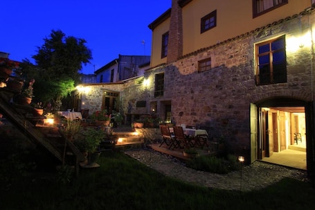 Fachada de la propiedad por la tarde o noche