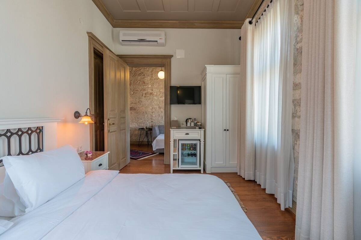 Elia Antique Suit Room | Sengetøy av topp kvalitet, minibar, safe på rommet og skrivebord