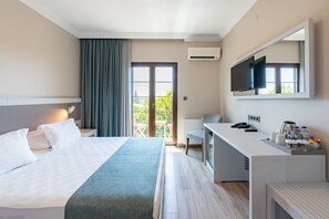 Quarto casal ou duplo luxo, 1 cama de casal ou 2 camas de solteiro, sacada | Roupas de cama premium, frigobar, cofres nos quartos, escrivaninha