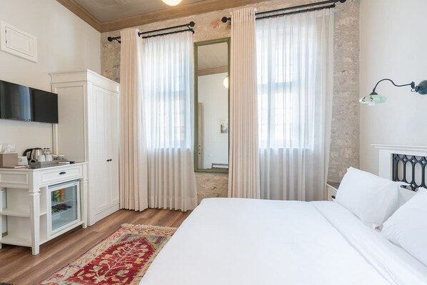 Elia Antique Deluxe Room | Roupas de cama premium, frigobar, cofres nos quartos, escrivaninha