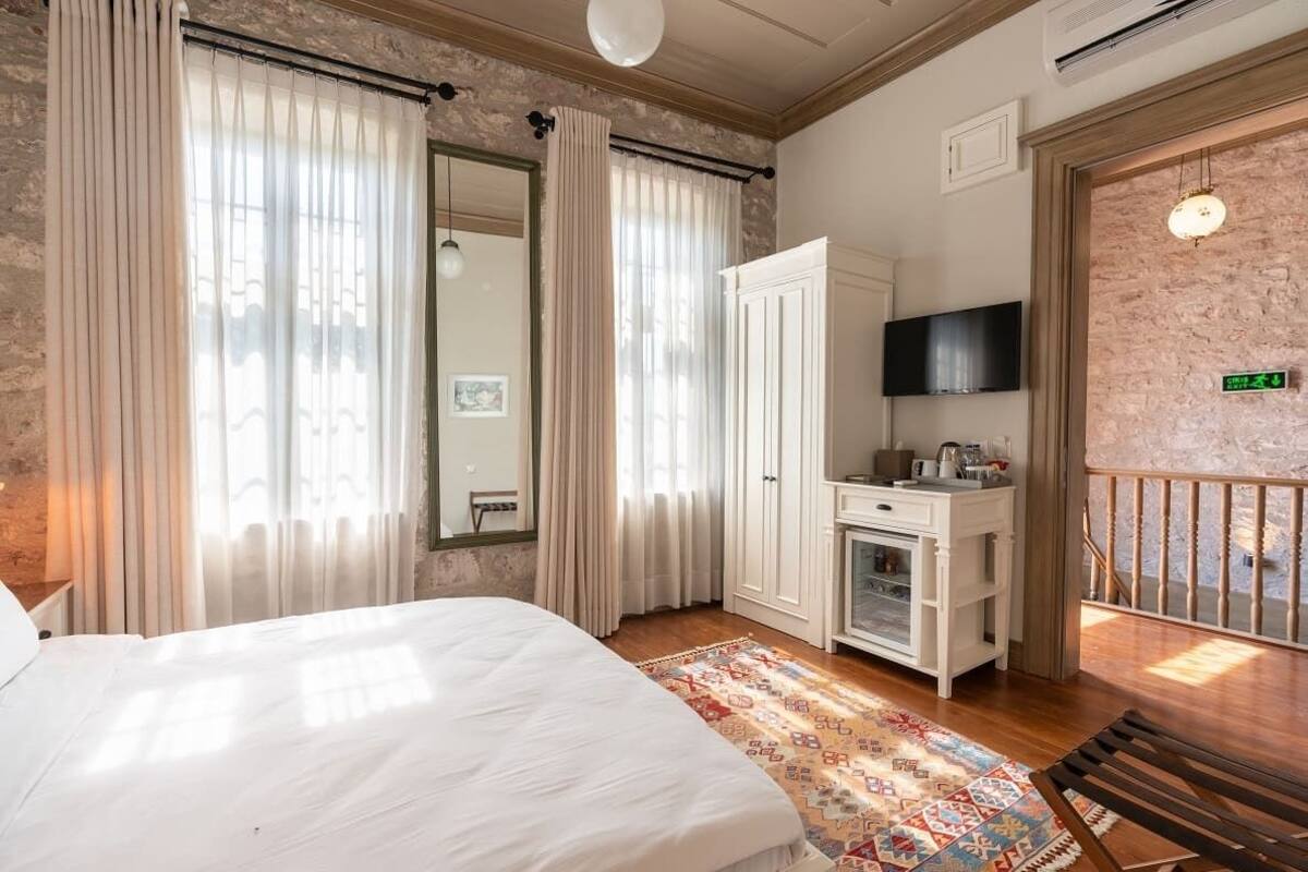 Elia Antique Terrace Deluxe | Sengetøy av topp kvalitet, minibar, safe på rommet og skrivebord