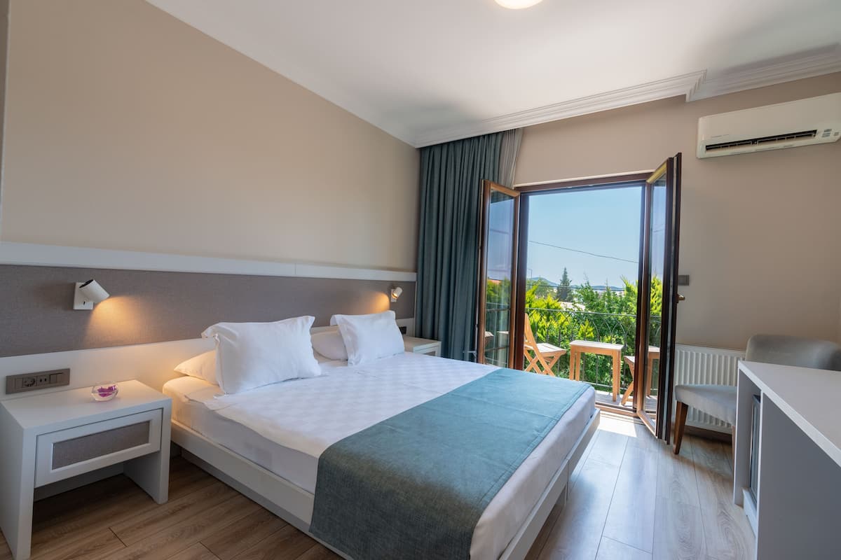 Deluxe kamer, 1 twee- of 2 eenpersoonsbedden, 1 tweepersoonsbed of 2 eenpersoonsbedden, balkon | 1 slaapkamer, luxe beddengoed, een minibar, een kluis op de kamer