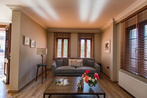 Lobby - Elia by Ortunc (+8) (Ayvalik)