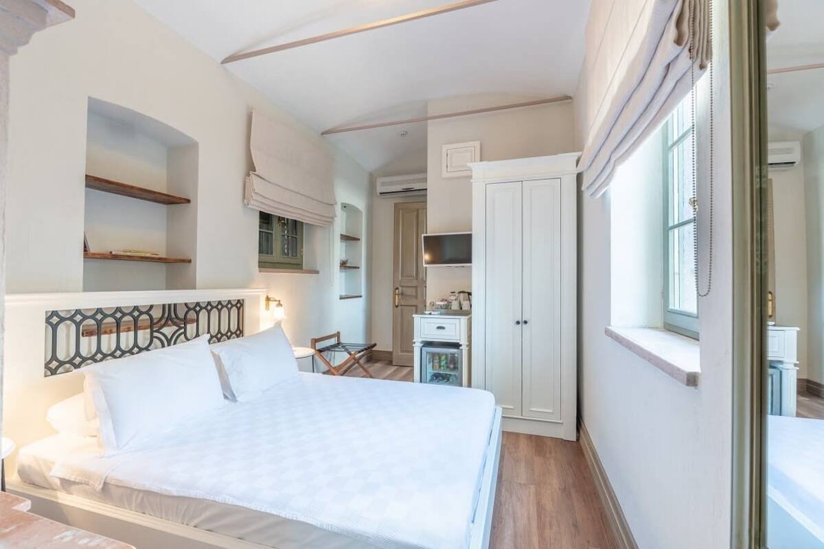 Elia Antique Standart Room | Sengetøy av topp kvalitet, minibar, safe på rommet og skrivebord