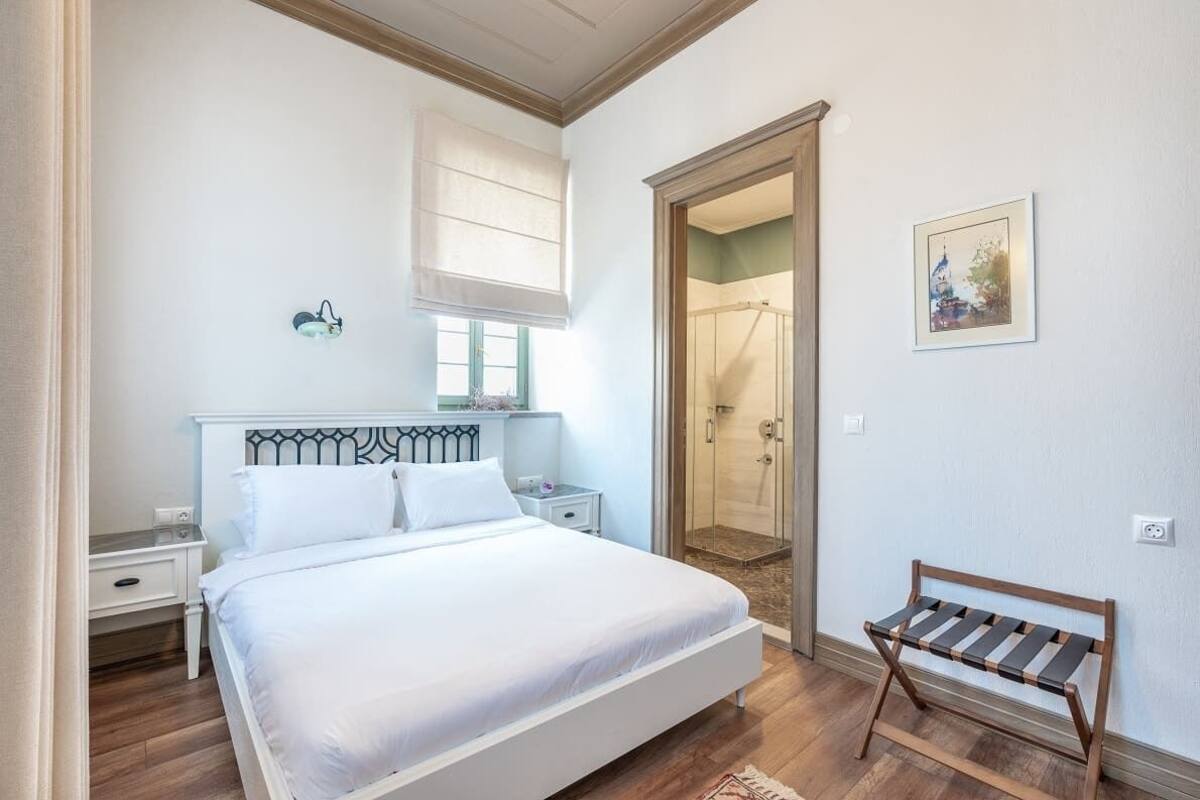 Elia Antique Deluxe Room | Sengetøy av topp kvalitet, minibar, safe på rommet og skrivebord