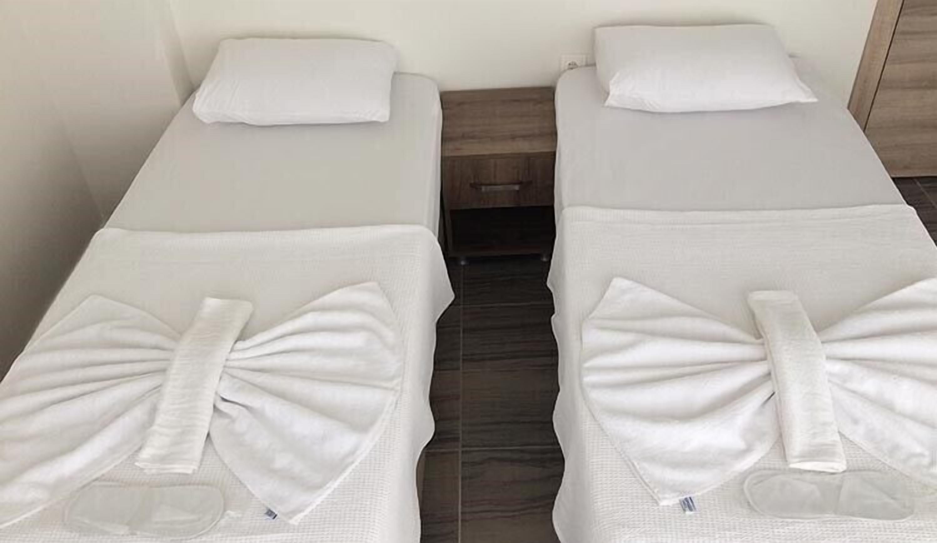 standard double or twin room | desk, free cots/infant beds, free wifi