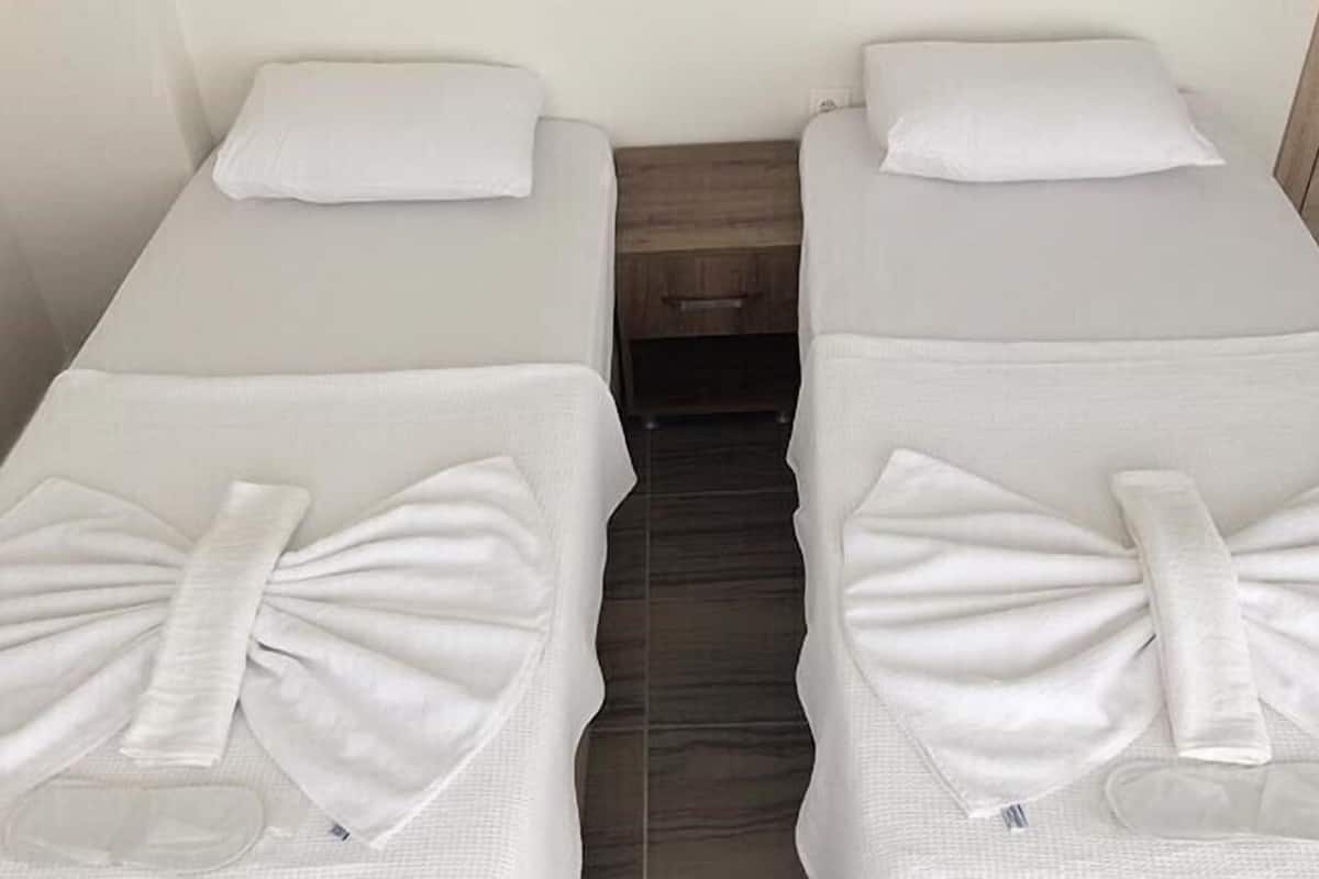 standard double or twin room | desk, free cots/infant beds, free wifi