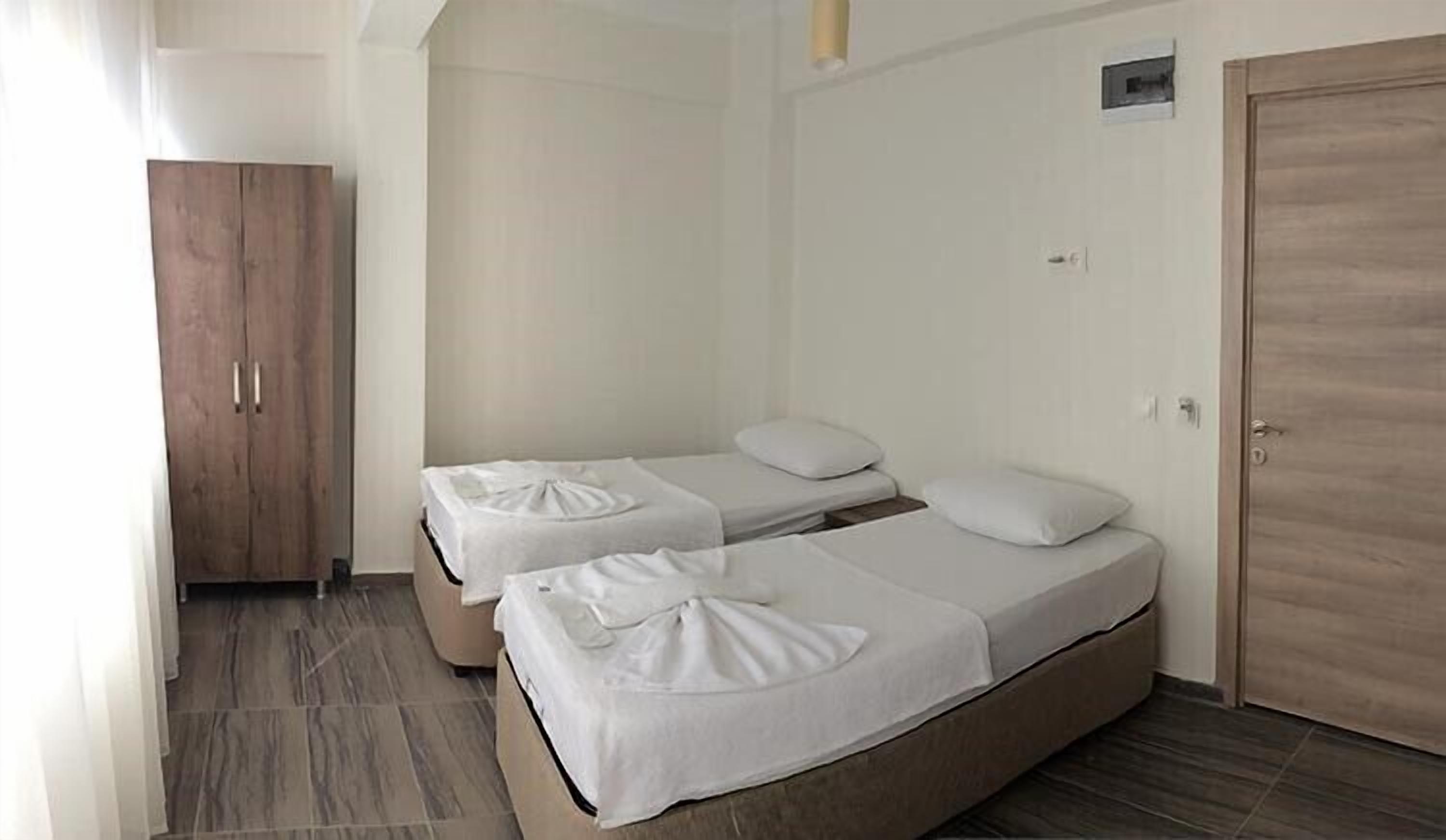 standard double or twin room | desk, free cots/infant beds, free wifi