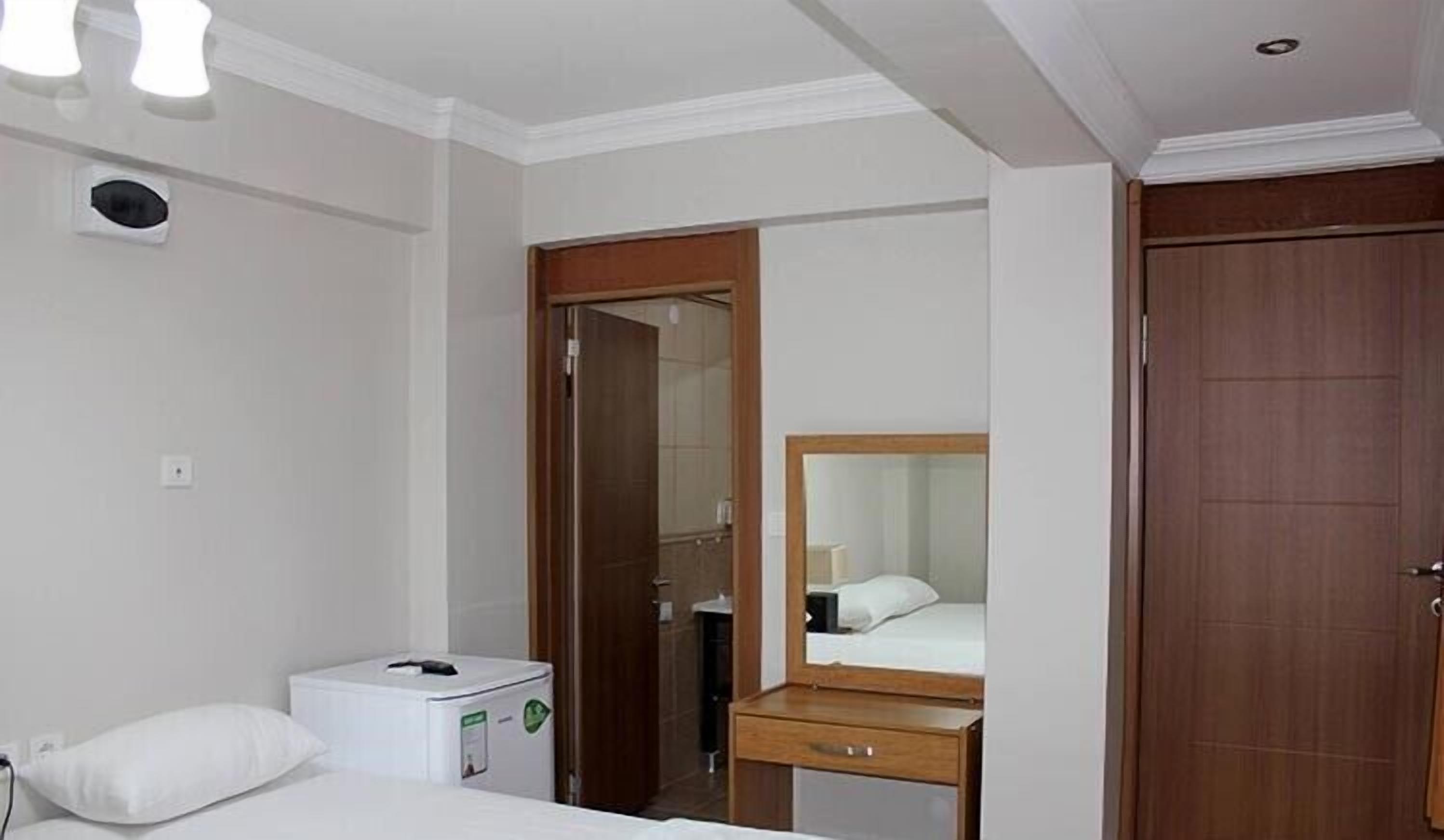standard triple room | desk, free cots/infant beds, free wifi