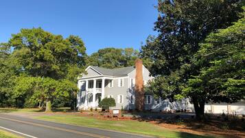 Vista frontal de la propiedad