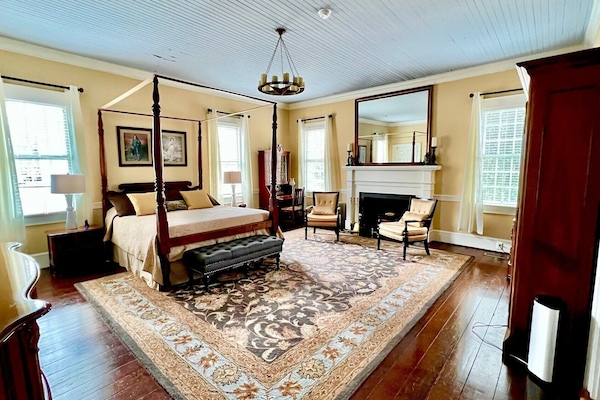 Premium bedding, individually decorated, individually furnished, desk