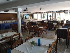 Se sirven desayunos, comidas, cenas y cocina turca