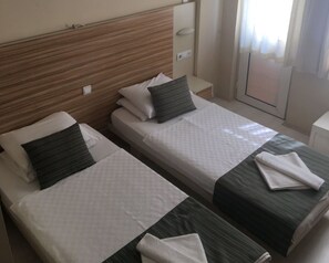 Habitación estándar con 1 cama matrimonial o 2 individuales | Escritorio y cunas gratuitas 
