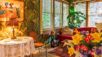 Suite, Private Bathroom (Emily Dickinson1930s Artist's Cottage) | Living area