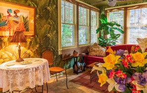 Suite, salle de bains privée (Emily Dickinson1930s Artist's Cottage) | Coin séjour