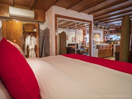 Studio Suite, Private Bathroom (Zelda's Studio) | Egyptian cotton sheets, premium bedding, down comforters, free minibar