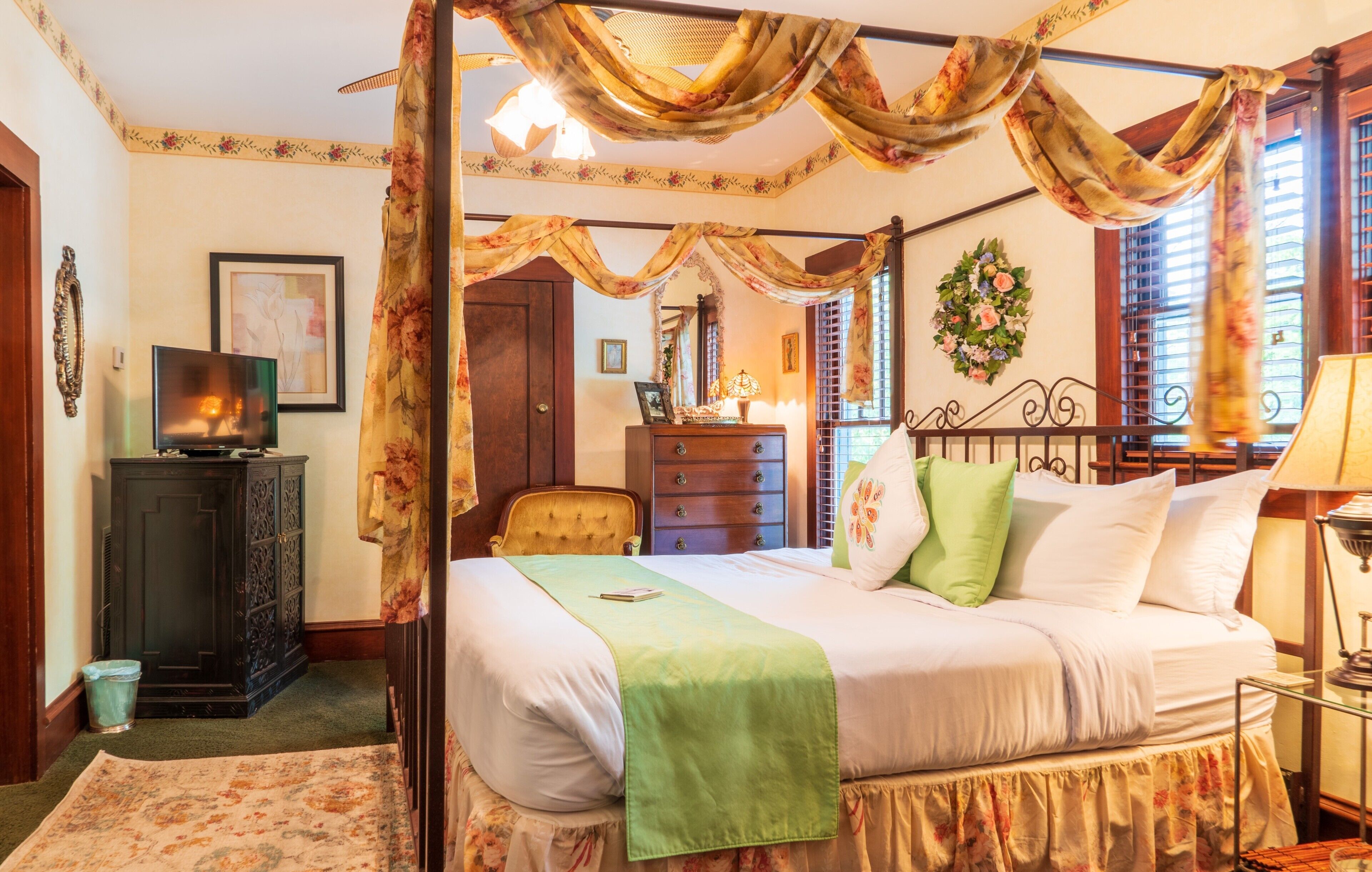 Suite, baño privado (Emily Dickinson1930s Artist's Cottage) | Sábanas de algodón egipcio, ropa de cama de alta calidad y edredón 