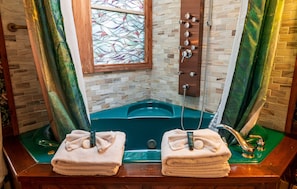 Suite, privébadkamer (Alfred Lord Tennyson 1880s Cliff Cot.) | Badkamer | Een douche, gratis toiletartikelen, een haardroger, badjassen