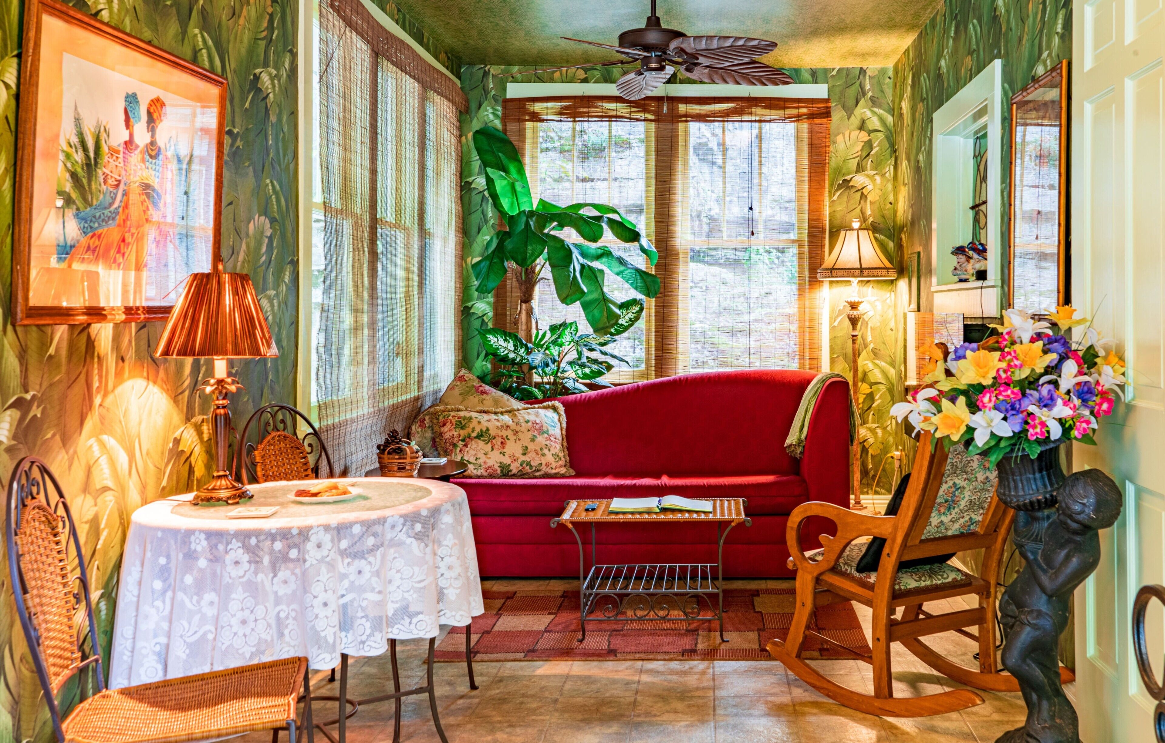 Suite, salle de bain privée (Emily Dickinson1930s Artist's Cottage) | Aire de séjour | Téléviseur de 32 po avec télévision numérique, foyer, Netflix