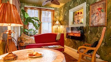 Sviitti, oma kylpyhuone (Emily Dickinson1930s Artist's Cottage) | Oleskelualue | Televisio, takka, Netflix, Hulu