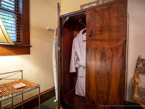 ห้องสวีท, ห้องน้ำส่วนตัว (Emily Dickinson1930s Artist's Cottage) | 1 ห้องนอน, ผ้าปูที่นอนฝ้ายอียิปต์, เครื่องนอนระดับพรีเมียม, ผ้านวมขนเป็ด