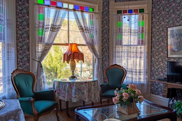 Suite, baño privado (Sarah Bernhardt, 1880s Cliff Cottage) | Sala de estar | Televisión de 32 pulgadas con canales digitales, chimenea y Netflix 