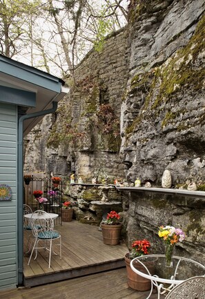 Outdoor dining - Cliff Cottage Inn - Victorian B&B and Boutique Hotel (Eureka Springs)