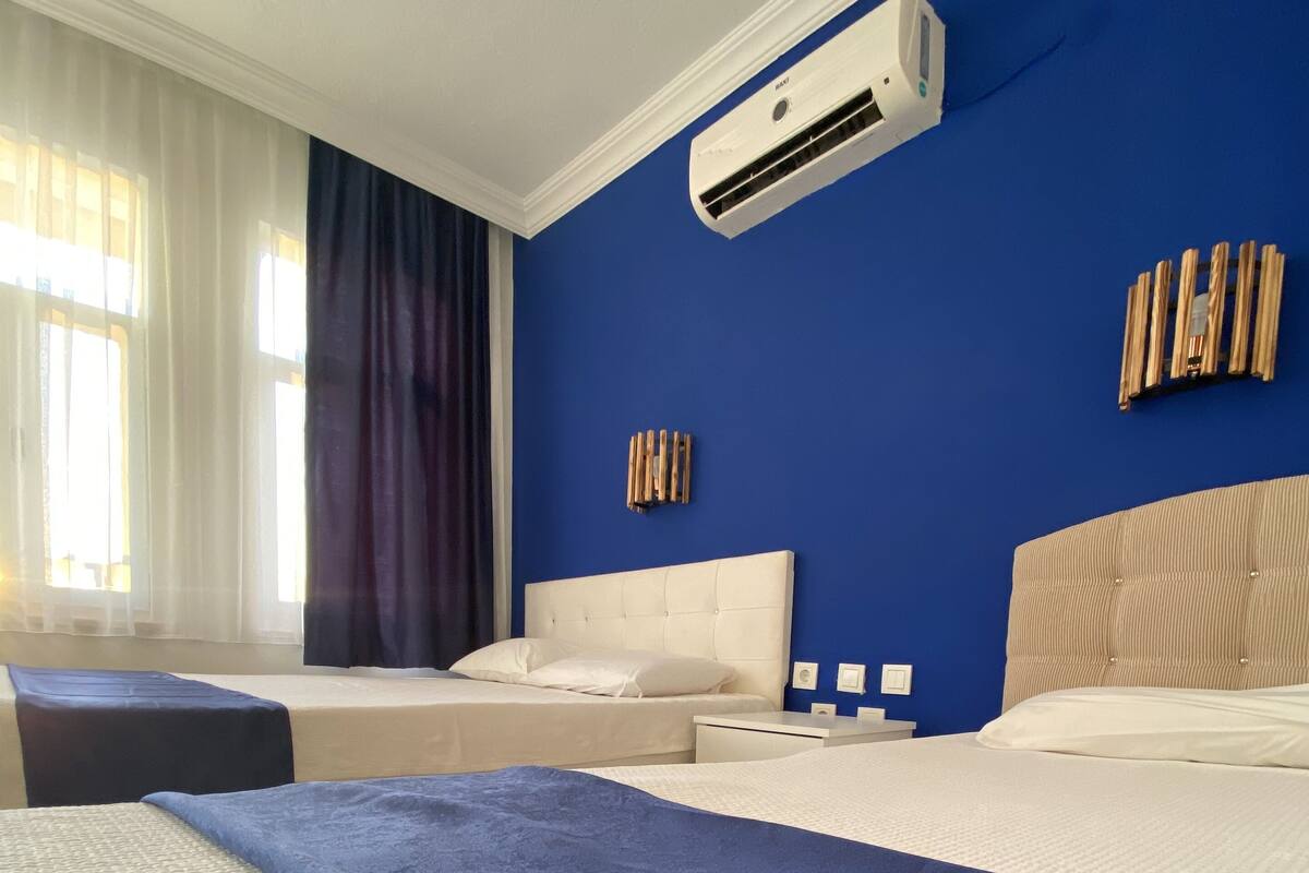 Una scrivania, Wi-Fi gratuito, lenzuola