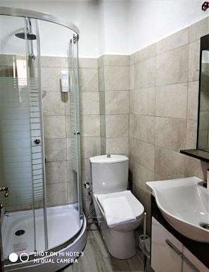 Tripla Standard, vista montagna | Bagno | Doccia, set di cortesia gratuito, asciugacapelli, asciugamani