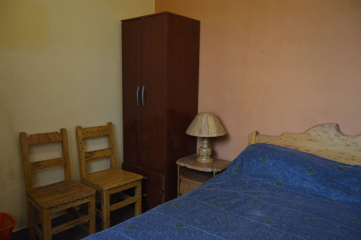 Tabla de planchar con plancha, wifi gratis y ropa de cama