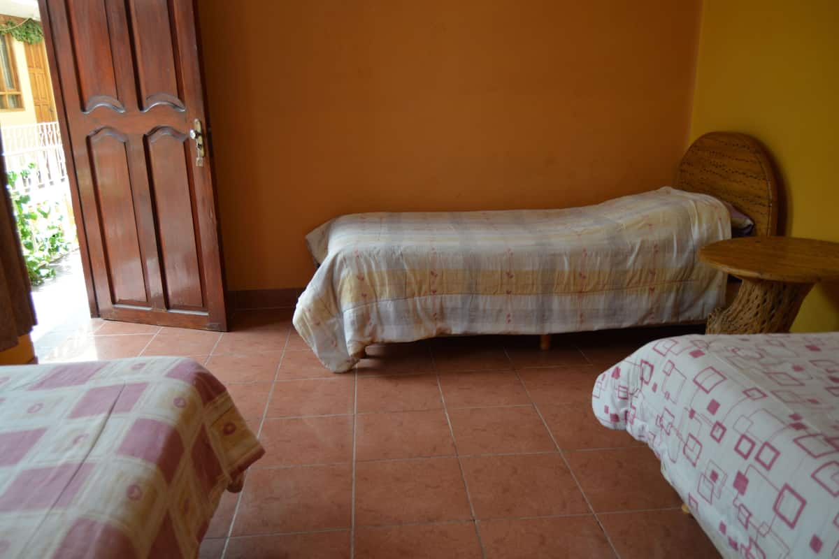 Tabla de planchar con plancha, wifi gratis y ropa de cama