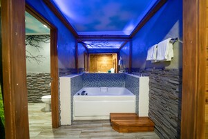 Suite romántica, bañera de hidromasaje | Baño | Ducha, artículos de higiene personal gratuitos y toallas