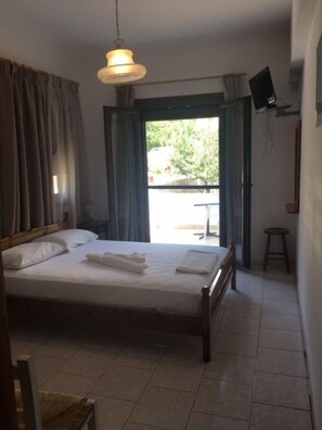 Room - Alekos Pension (SAMOS)