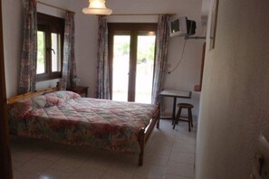 Room - Alekos Pension (SAMOS)