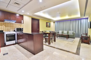 Appartement Deluxe, 2 chambres | Cuisinette privée | Réfrigérateur, four à micro-ondes, surface de cuisson, cafetière-théière