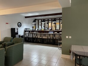 Free daily continental breakfast - Hotel A Ilha (Angra do Heroismo)