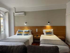 Suite Junior, balkon | Tirai kedap cahaya, tempat tidur lipat/tambahan, dan Wi-Fi gratis