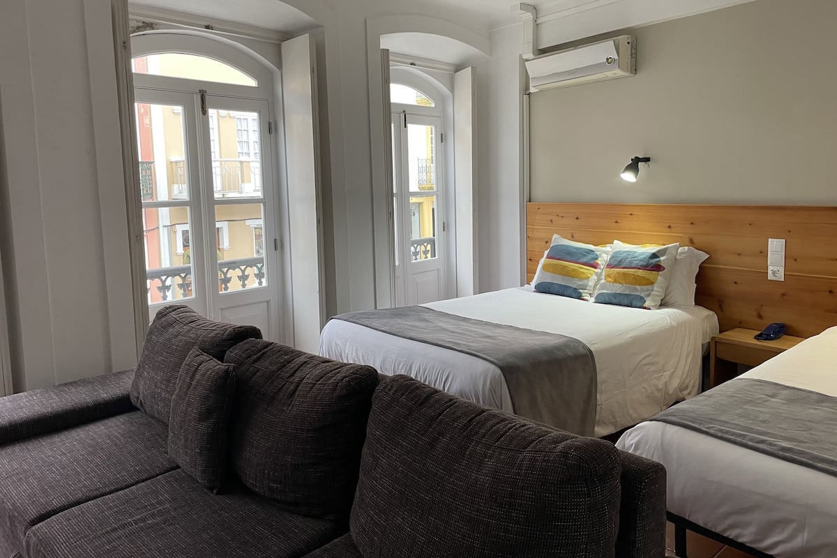 Junior suite, balkon | 1 slaapkamer, verduisterende gordijnen, extra bedden, gratis wifi