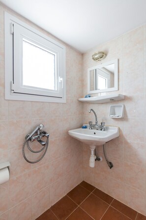 Duplex família | Banheiro | Chuveiro, toalhas de banho, papel higiênico