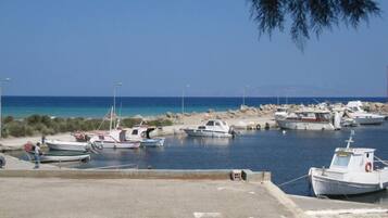 Pantai di sekitar dan handuk pantai
