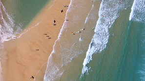An aerial view of a beach with people and boats. - VVF Landes Moliets (Moliets-et-Maa)