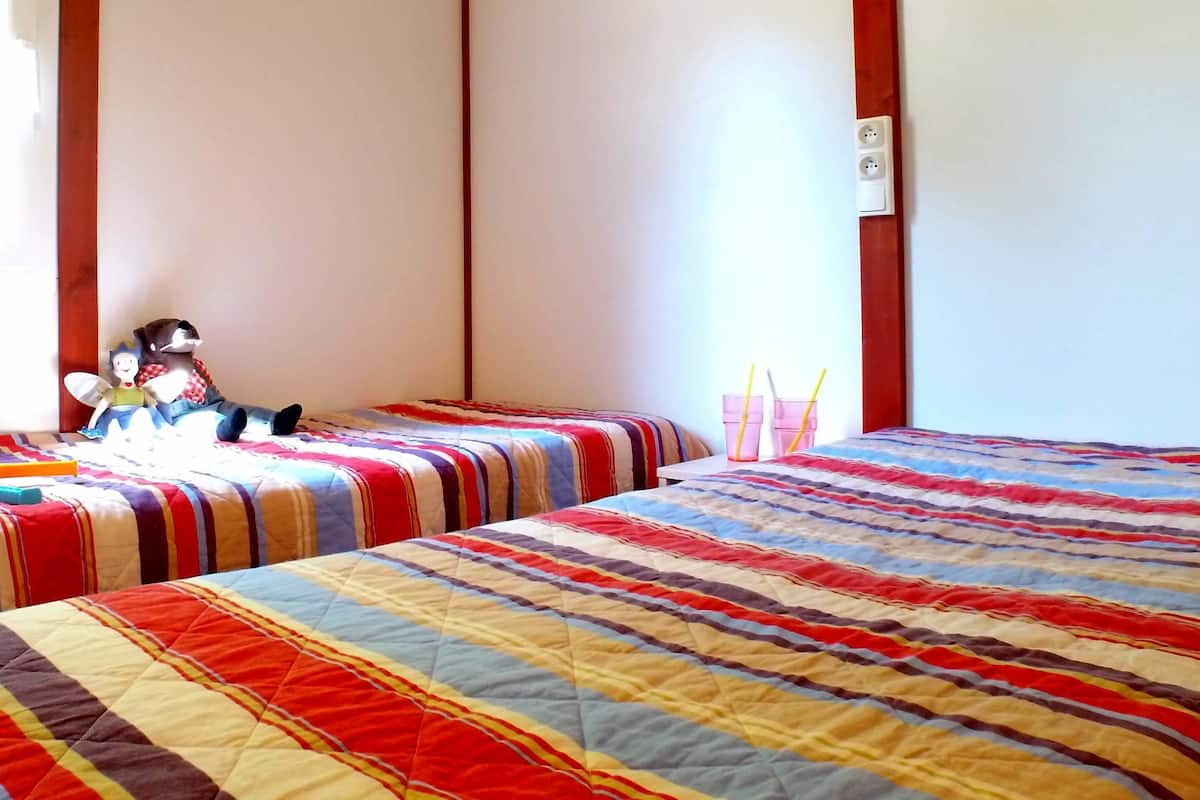 Chalet, 2 Bedrooms (4 Pers) | Katil bayi/kot (percuma), cadar katil