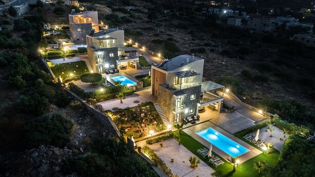 Una villa moderna con piscina, varias habitaciones y un espacio exterior bien iluminado.