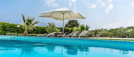 Piscine extérieure (ouverte en saison), parasols de plage