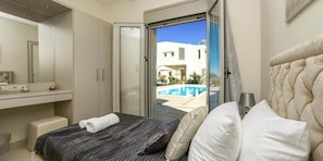 Villa, 4 habitaciones, vista al mar (Mint) | 4 habitaciones, caja de seguridad en la habitación y escritorio 