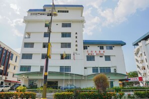 Un hotel de varios pisos con un letrero visible que dice "MIRI HOTEL".