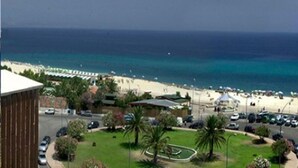 Un hôtel situé sur la côte, offrant une vue sur la plage et l’océan.